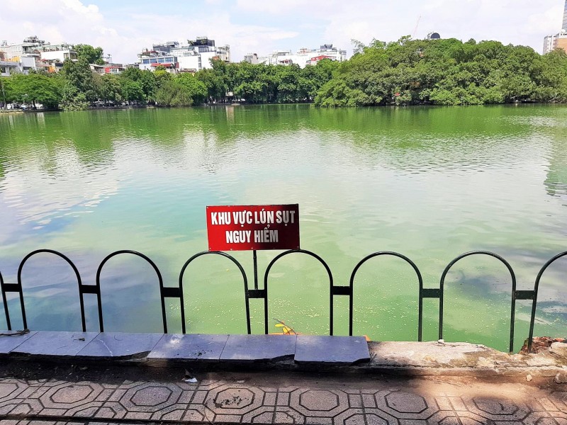 Người dân vui mừng khi Hồ Hoàn Kiếm được lắp hàng rào cảnh báo