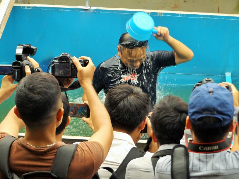 Cận cảnh chuyên gia Nhật Bản tắm, rửa mặt bằng nước sông Tô Lịch