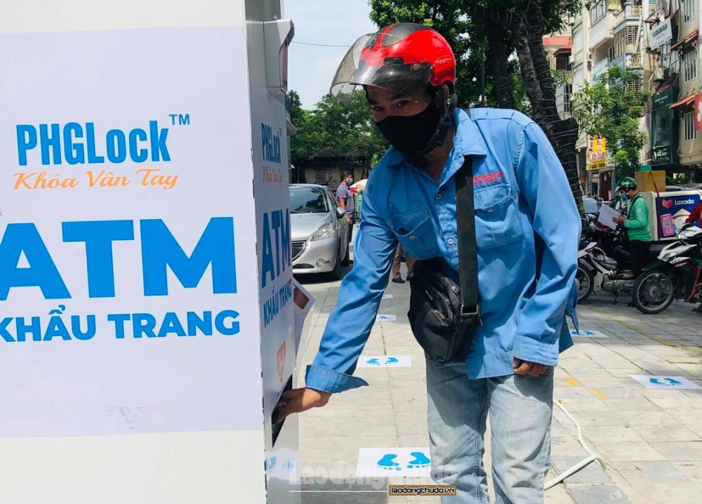 Nhiều "cây ATM khẩu trang" phát miễn phí cho người dân Hà Nội