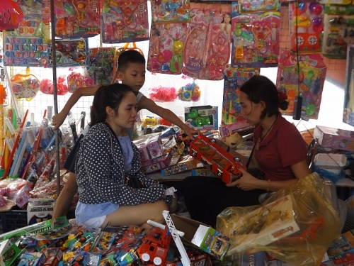 Chợ dân sinh vẫn vắng bóng đồ chơi truyền thống dịp Tết Trung thu