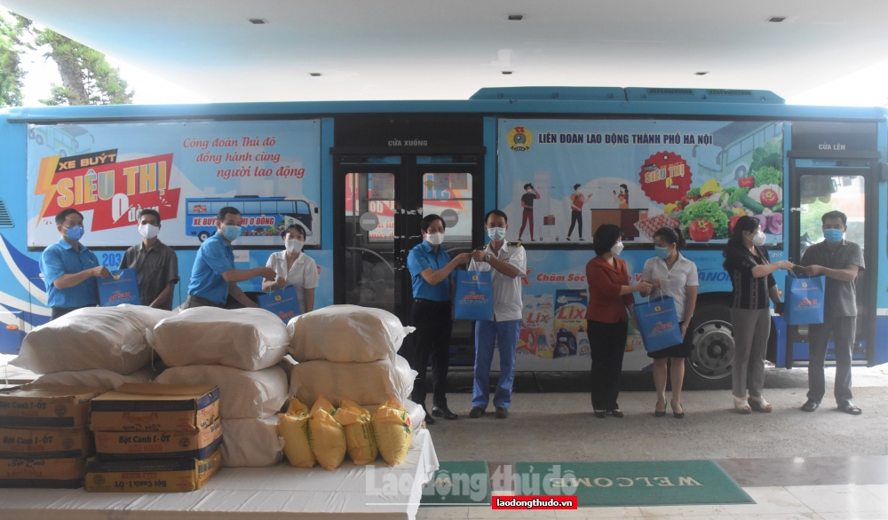 LĐLĐ thành phố Hà Nội trao 500 “Túi An sinh Công đoàn” đến đoàn viên, người lao động quận Tây Hồ