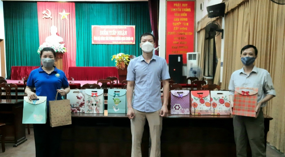 LĐLĐ huyện Thường Tín: Trao tặng quà cho con người lao động vượt khó học giỏi