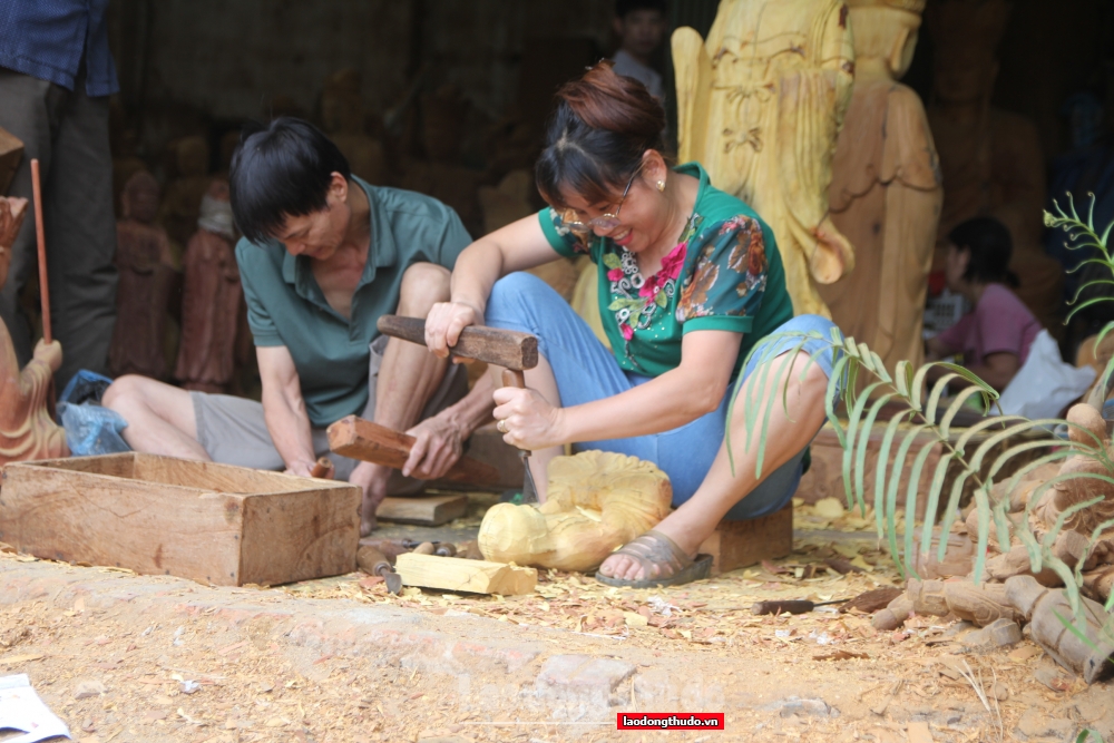 Những bàn tay tài hoa của làng điêu khắc gỗ Nhân Hiền