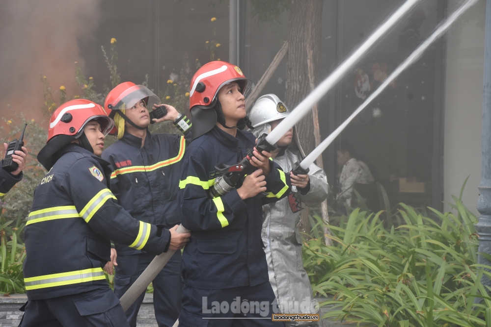 Hơn 100 người diễn tập chữa cháy, cứu nạn tại bệnh viện