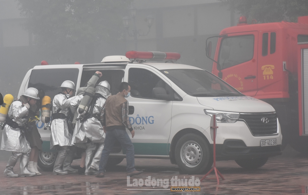 Hơn 100 người diễn tập chữa cháy, cứu nạn tại bệnh viện