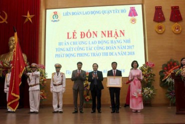 LĐLĐ quận Tây Hồ đón nhận Huân chương Lao động hạng Nhì