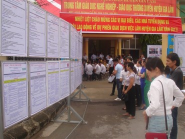 Hàng ngàn lao động tham gia phiên giao dịch việc làm huyện Gia Lâm