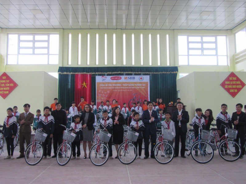 Trao tặng xe đạp, nâng bước học sinh nghèo Duy Tiên, Hà Nam