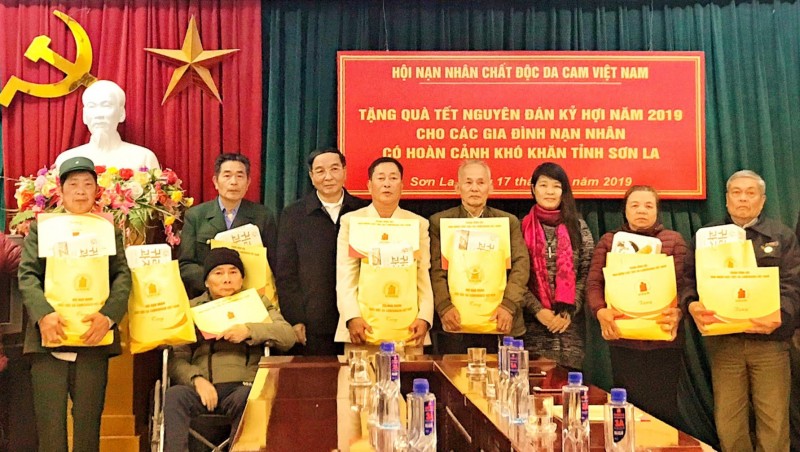 Tặng quà Tết tới nạn nhân bị nhiễm chất độc da cam tại Hòa Bình và Sơn La
