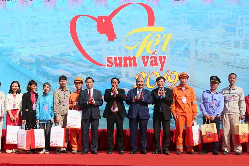 Thủ tướng Nguyễn Xuân Phúc trao quà, động viên công nhân lao động Hải Phòng