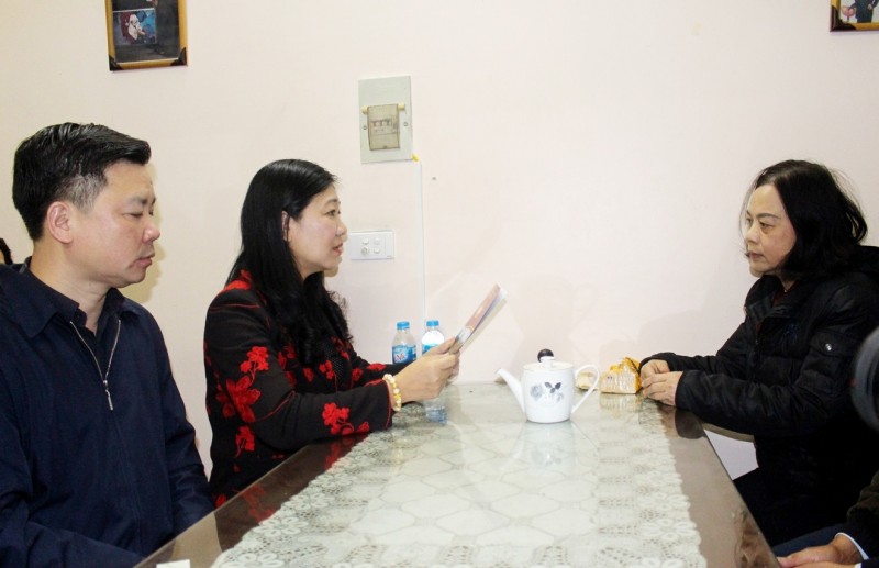Chủ tịch Ủy ban MTTQ thành phố Nguyễn Lan Hương thăm hỏi 3 gia đình liệt sĩ