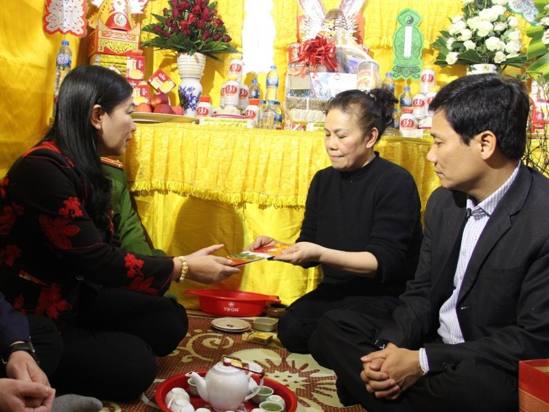 Chủ tịch Ủy ban MTTQ thành phố Nguyễn Lan Hương thăm hỏi 3 gia đình liệt sĩ