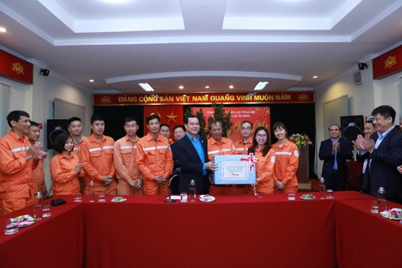 Chủ tịch Tổng Liên đoàn Nguyễn Đình Khang tặng quà động viên người lao động trực Tết