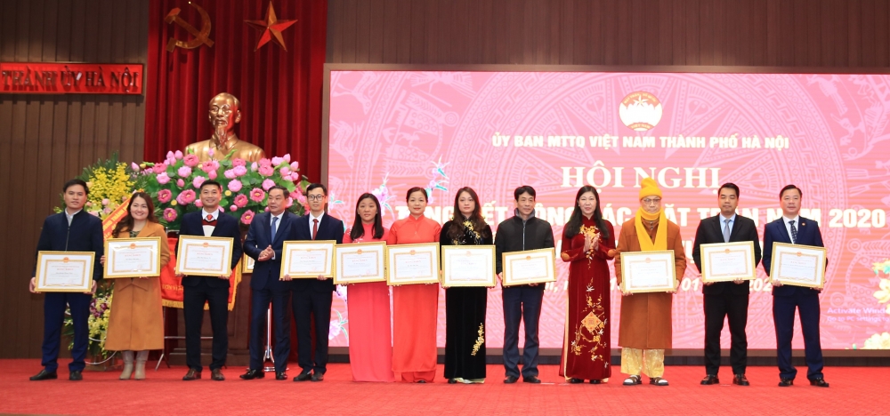 Mặt trận Tổ quốc Việt Nam thành phố Hà Nội được tặng thưởng Huân chương Lao động hạng Ba