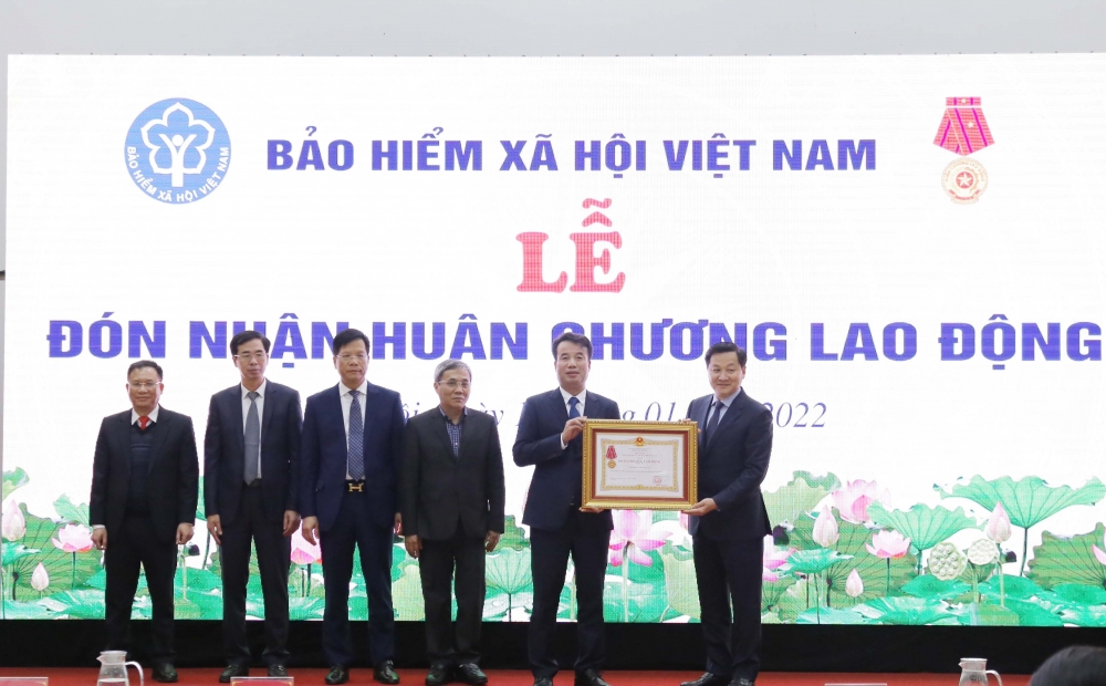 Đi đầu trong cải cách hành chính, BHXH Việt Nam được tặng thưởng Huân chương Lao động hạng Ba