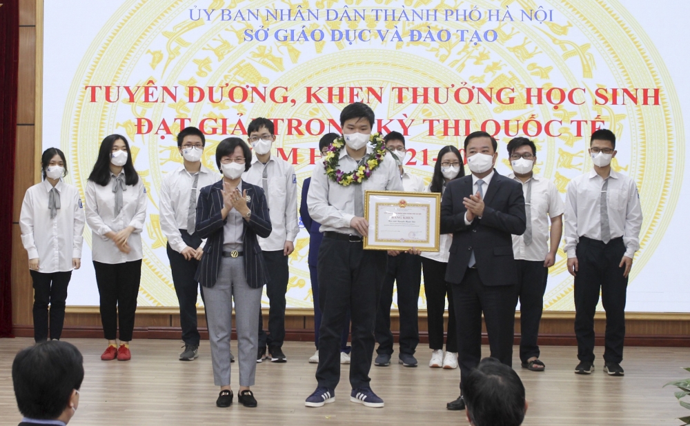 Tuyên dương học sinh đạt giải trong kỳ thi quốc tế năm học 2021-2022