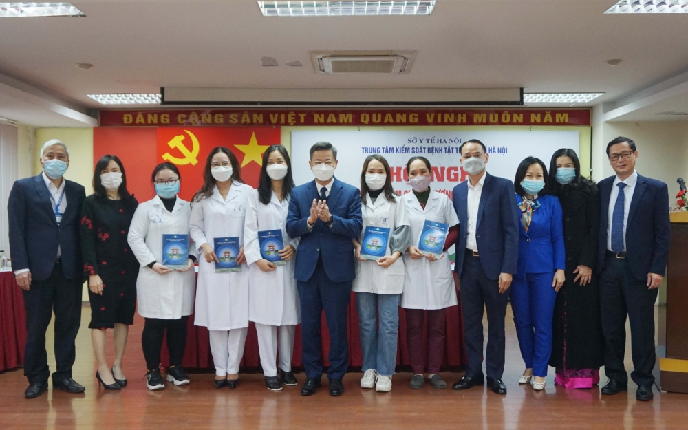 Chủ tịch LĐLĐ thành phố Hà Nội Nguyễn Phi Thường trao quà Tết động viên y, bác sĩ tuyến đầu chống dịch