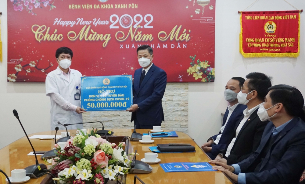 Chủ tịch LĐLĐ thành phố Hà Nội Nguyễn Phi Thường trao quà Tết động viên y, bác sĩ tuyến đầu chống dịch
