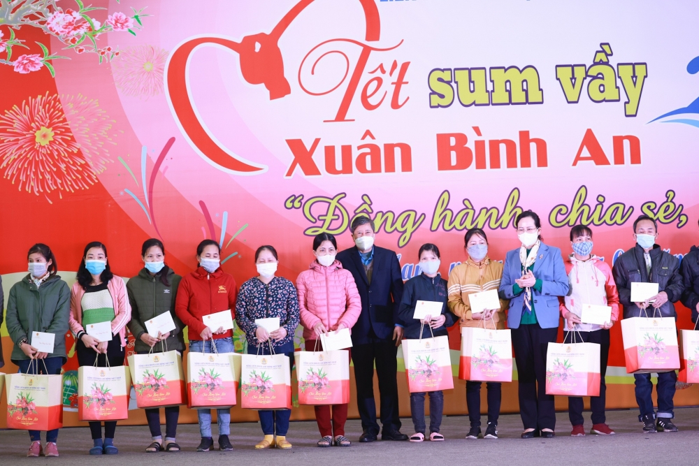 Phó Thủ tướng Lê Văn Thành tặng quà Tết cho công nhân lao động tỉnh Hà Nam