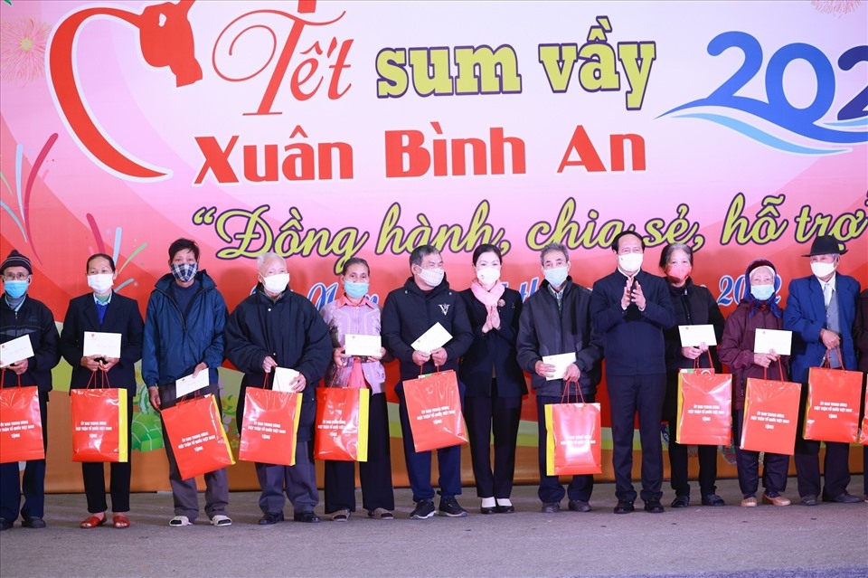 Phó Thủ tướng Lê Văn Thành tặng quà Tết cho công nhân lao động tỉnh Hà Nam