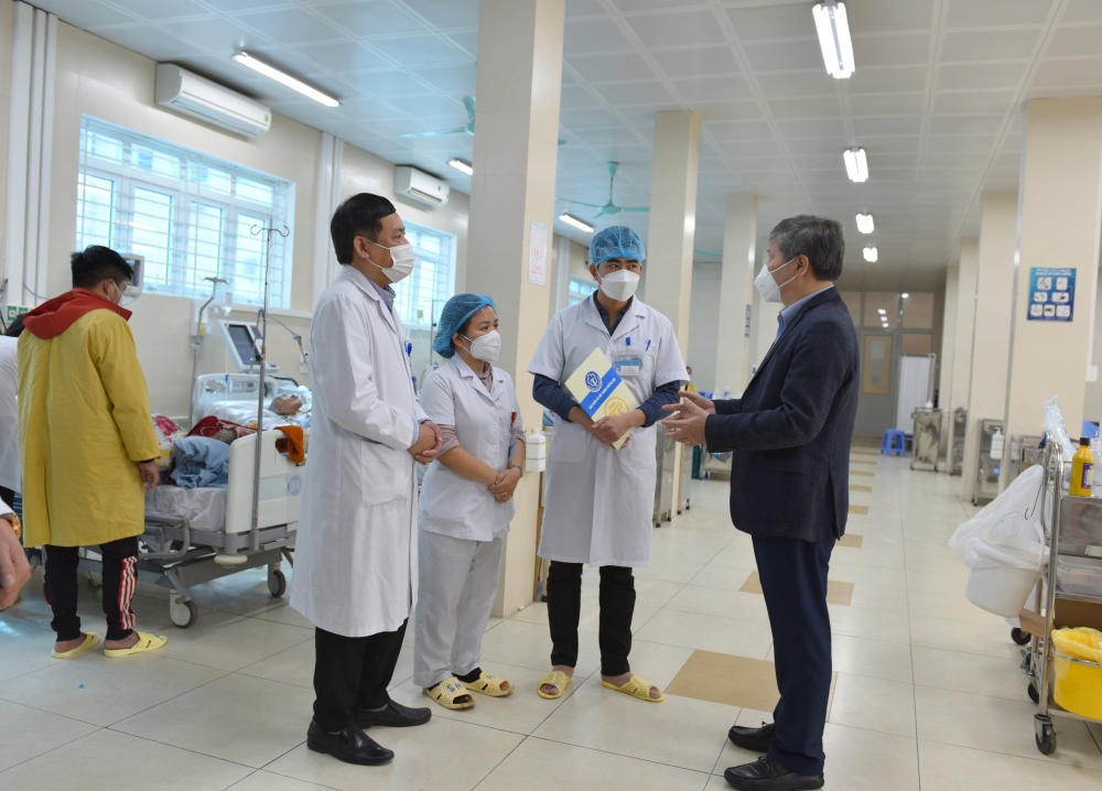 Lãnh đạo Bảo hiểm xã hội thành phố Hà Nội thăm, tặng quà Tết tới bệnh nhân có hoàn cảnh khó khăn