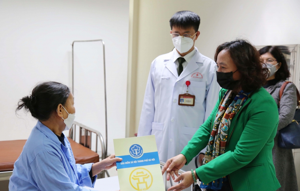 Lãnh đạo Bảo hiểm xã hội thành phố Hà Nội thăm, tặng quà Tết tới bệnh nhân có hoàn cảnh khó khăn