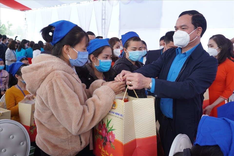 Thủ tướng Chính phủ Phạm Minh Chính tặng quà Tết cho công nhân lao động tại Thanh Hóa
