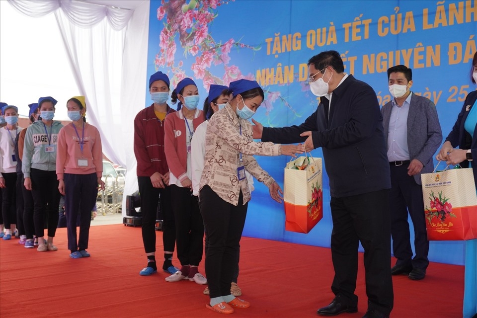 Thủ tướng Chính phủ Phạm Minh Chính tặng quà Tết cho công nhân lao động tại Thanh Hóa