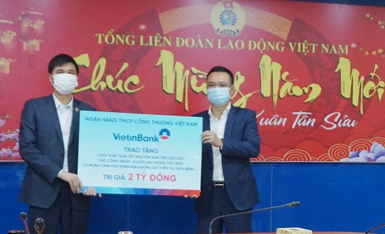 Tổng Liên đoàn tiếp nhận 2.000 suất quà Tết trị giá 2 tỷ đồng từ VietinBank
