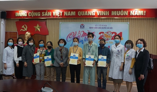Lãnh đạo Bảo hiểm xã hội thành phố Hà Nội thăm, tặng quà Tết tới bệnh nhân bảo hiểm y tế