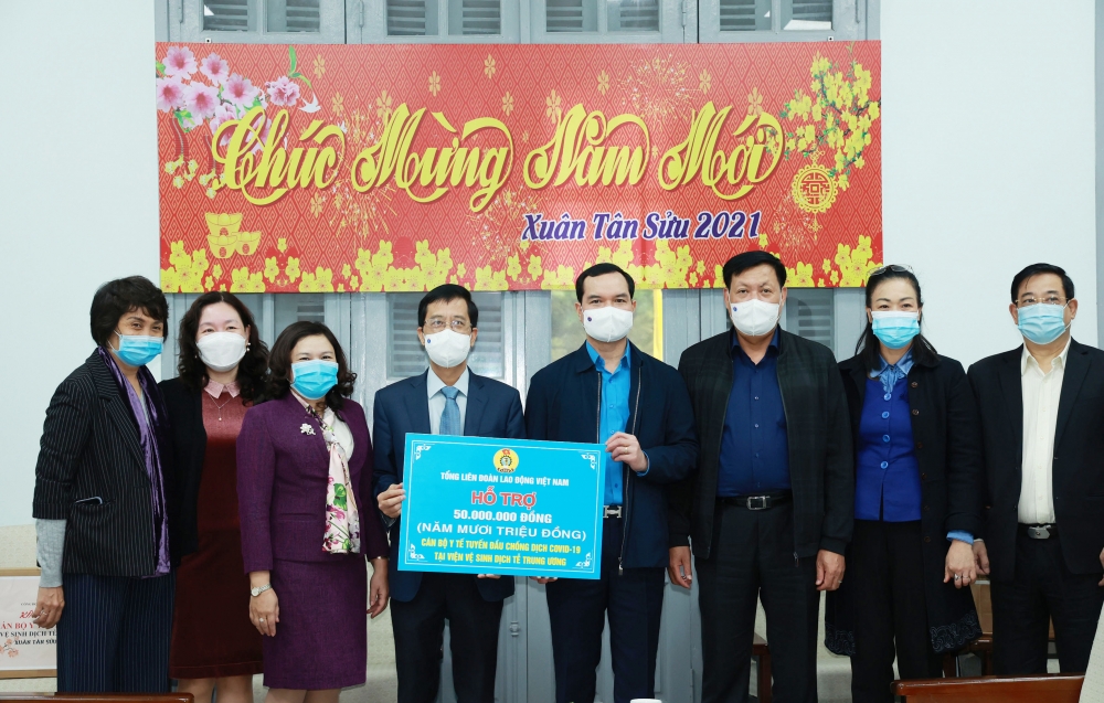 Chủ tịch Tổng Liên đoàn Nguyễn Đình Khang thăm, chúc Tết cán bộ y tế tuyến đầu chống dịch