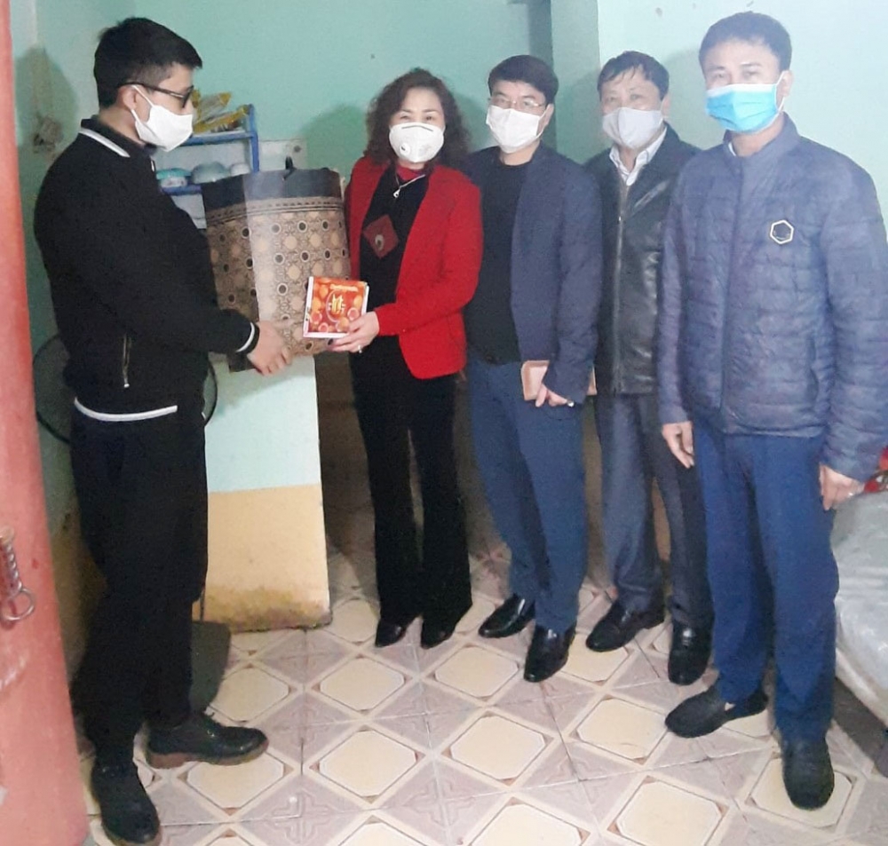 Liên đoàn Lao động quận Long Biên thăm, tặng quà công nhân không về quê đón Tết