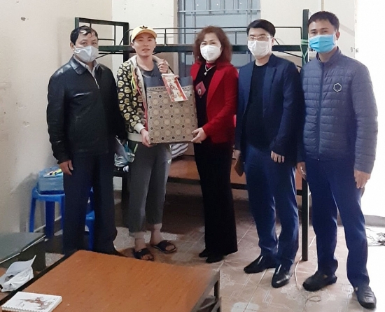 Liên đoàn Lao động quận Long Biên thăm, tặng quà công nhân không về quê đón Tết