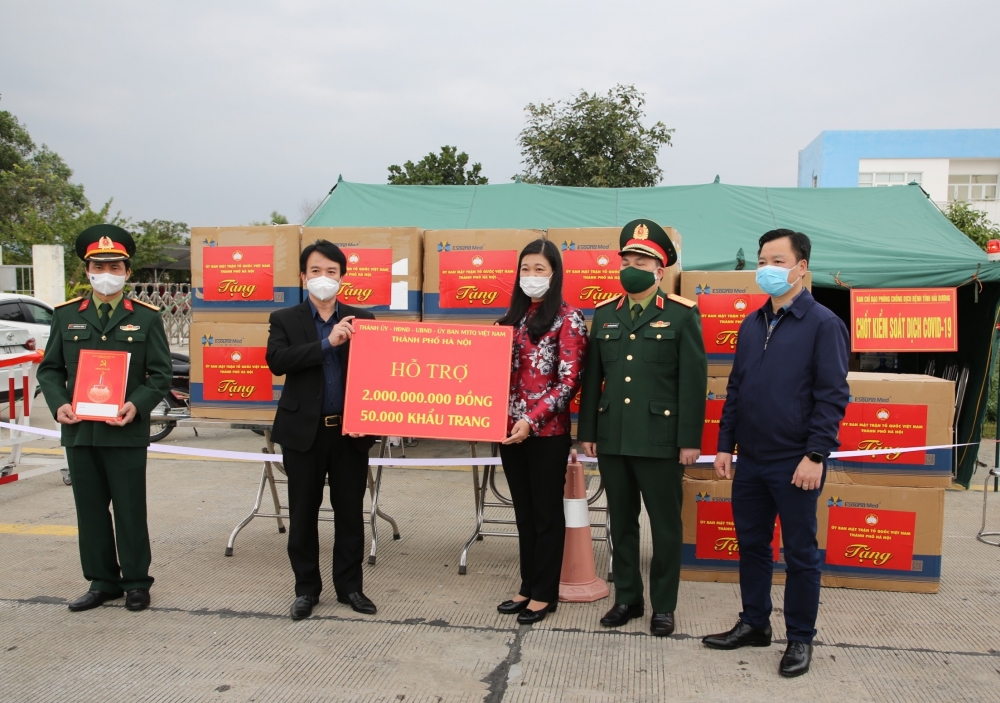 Thành phố Hà Nội trao 2 tỷ đồng và 50.000 khẩu trang y tế hỗ trợ tỉnh Hải Dương phòng chống dịch