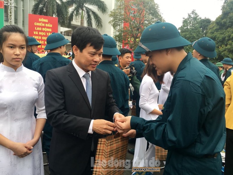 UBND quận Long Biên tổ chức lễ giao nhận quân năm 2018