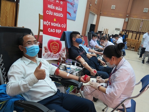 Đoàn viên công đoàn cơ quan Bảo hiểm xã hội Việt Nam tham gia hiến máu tình nguyện