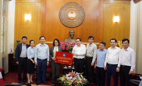 Bảo hiểm xã hội Việt Nam trao 2 tỷ đồng ủng hộ công tác phòng chống dịch Covid-19