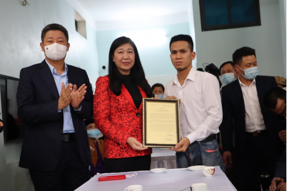 Lãnh đạo thành phố Hà Nội trao Thư khen, Bằng khen, biểu dương hành động dũng cảm của anh Nguyễn Ngọc Mạnh