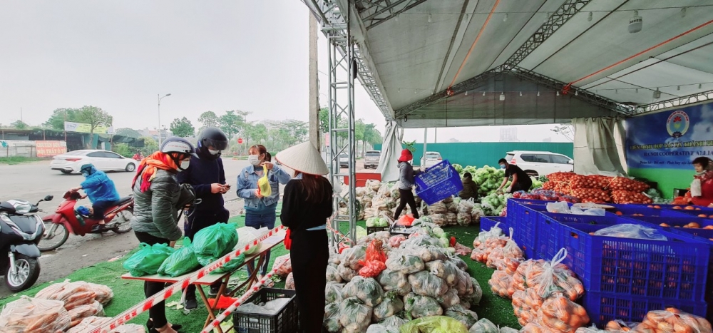 Đoàn viên công đoàn Long Biên tích cực hỗ trợ nông dân vùng dịch tiêu thụ nông sản