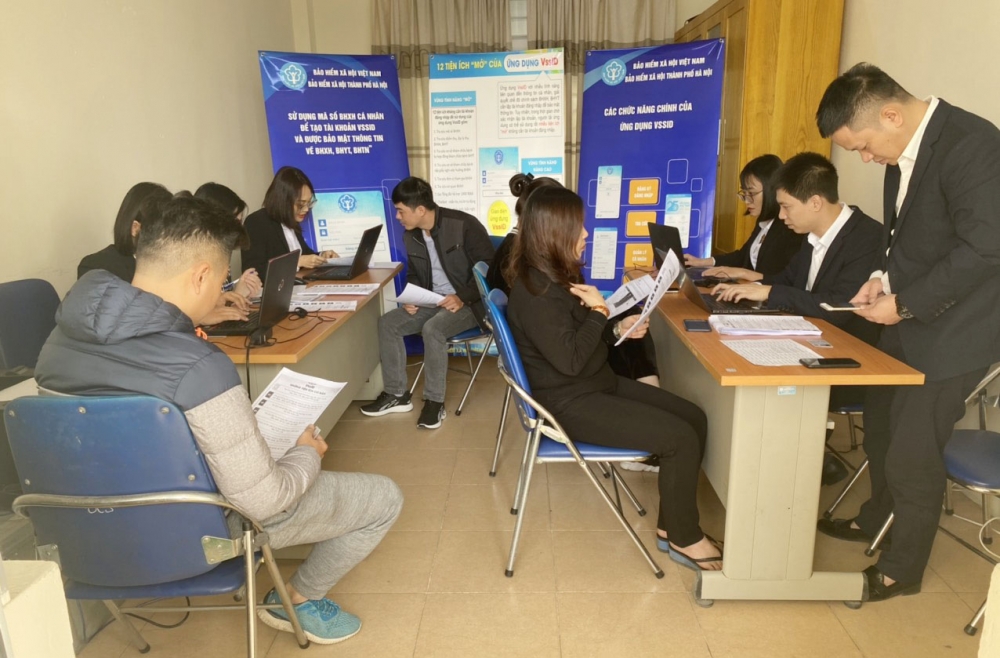 Bảo hiểm xã hội Hà Nội đồng loạt triển khai hỗ trợ người dân cài đặt ứng dụng VssID