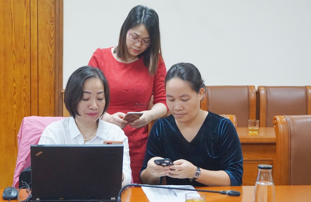 Cán bộ, công chức cơ quan Tổng Liên đoàn Lao động Việt Nam cài đặt ứng dụng VssID