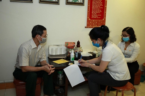Hà Nội: Chi trả gộp 2 tháng lương hưu, trợ cấp bảo hiểm xã hội tới người hưởng tại nhà