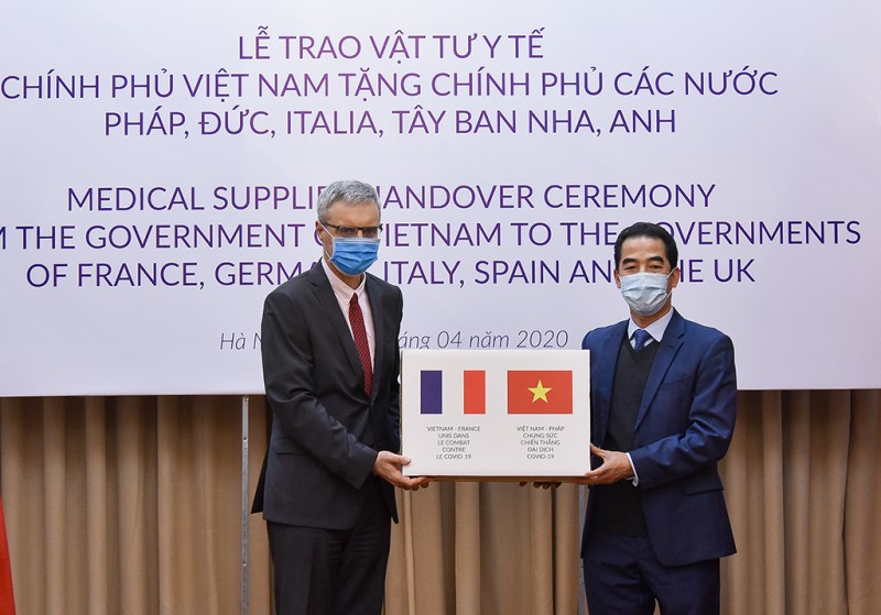 Việt Nam trao tặng vật tư y tế hỗ trợ phòng chống dịch tới một số nước Châu Âu