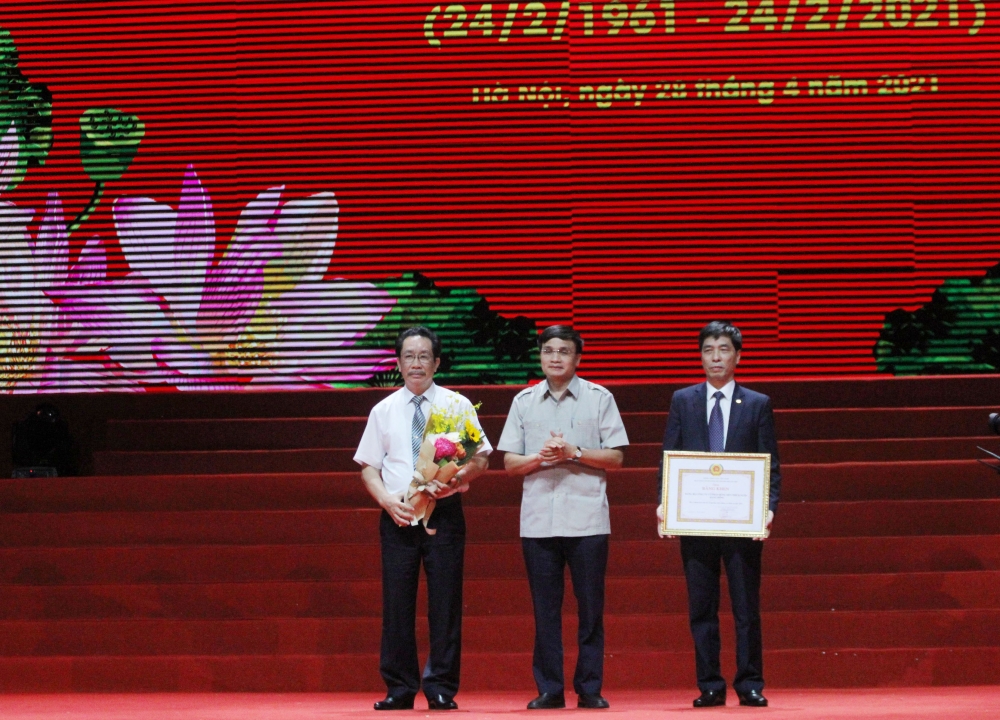 Công đoàn Công ty Cổ phần Bóng đèn Phích nước Rạng Đông được Tổng Liên đoàn tặng Cờ thi đua xuất sắc