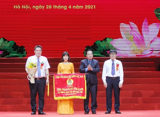 Công đoàn Công ty cổ phần Bóng đèn Phích nước Rạng Đông được Tổng Liên đoàn tặng Cờ thi đua xuất sắc