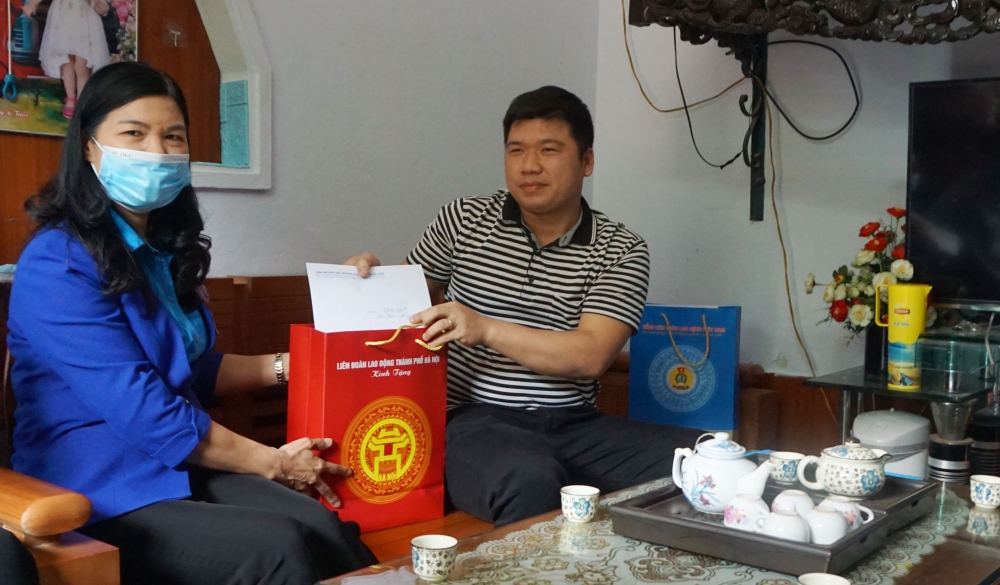 Chủ tịch Tổng Liên đoàn Lao động Việt Nam Nguyễn Đình Khang thăm công nhân bị tai nạn lao động