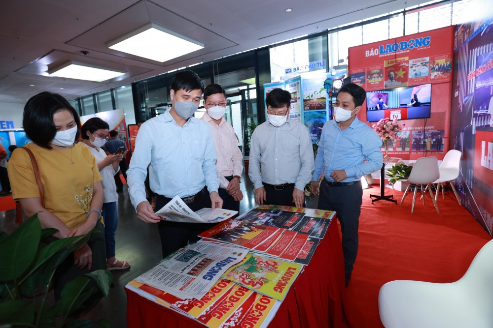 Lãnh đạo Tổng Liên đoàn Lao động Việt Nam thăm các gian trưng bày báo của tổ chức Công đoàn