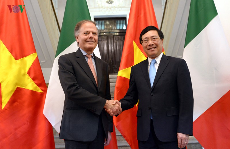 Phó Thủ tướng Phạm Bình Minh hội đàm với Bộ trưởng Ngoại giao và Hợp tác quốc tế Italy