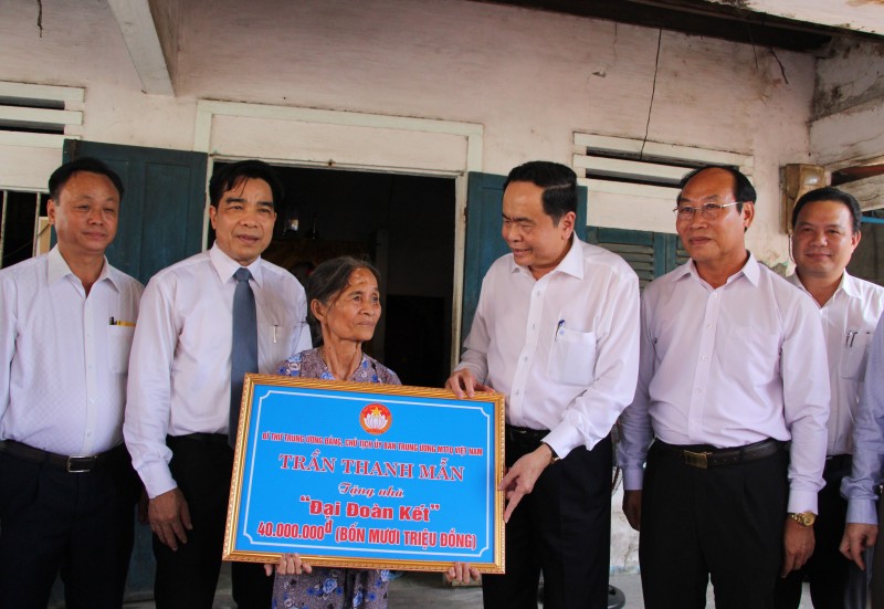 Trao tặng xe đạp và nhà đại đoàn kết tới hộ nghèo tỉnh Quảng Nam
