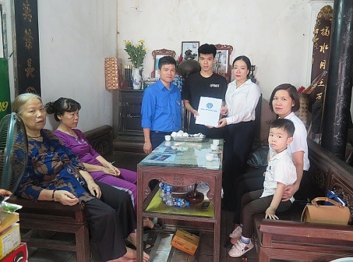 BHXH Việt Nam tặng thẻ BHYT tới hai con nữ công nhân môi trường tử nạn